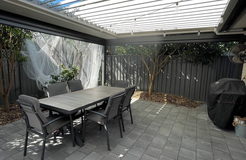 Brighton House | Brighton Beach, Cafe's,Aquatics,Free Parking, Public Transport, 2 Bed Home