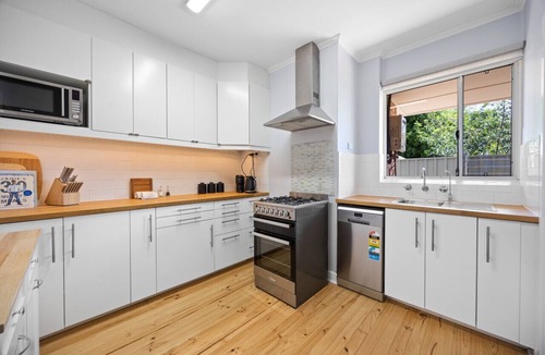 Brighton Apartment | Brighton Breeze Retreat—Idyllic Beachside Stay