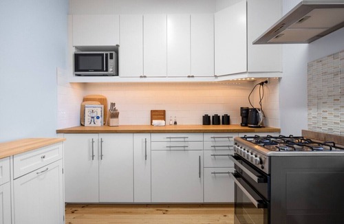 Brighton Apartment | Brighton Breeze Retreat—Idyllic Beachside Stay