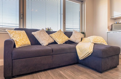 Seafront Apartment | Brighton Central Seaview Retreat, Steps to the Beach