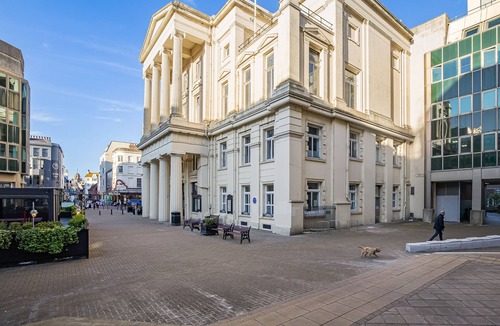 Seafront Apartment | Brighton Central Seaview Retreat, Steps to the Beach