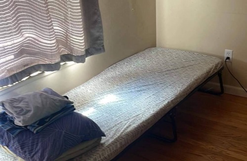 Brighton House | Brighton Guesthouse (Walk to Metro)
