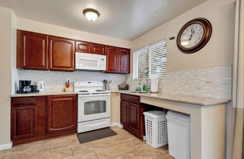 Brighton Apartment | Brighton Upper Suite Near Park & Light Rail
