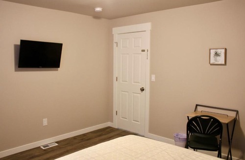 Brighton House | Brighton Upper Suite Near Park & Light Rail
