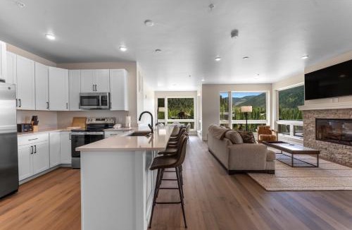 Lakeside Village Villa | Brightwood #306 Building 1 : 2