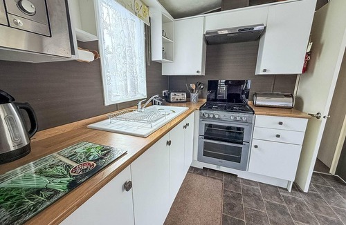 Corton House | Brilliant caravan with a partial sea view in Suffolk ref 32026AZ
