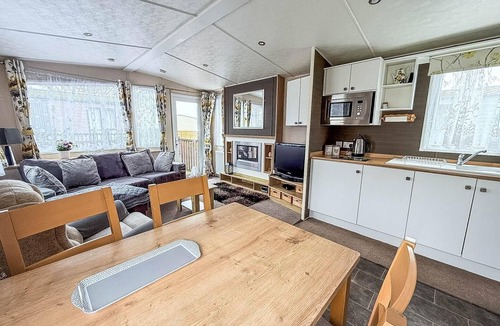 Corton House | Brilliant caravan with a partial sea view in Suffolk ref 32026AZ