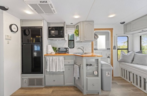 Robbins RV Rental | Brimstone Trail Access Stylish Camper Pets Welcome Firepit