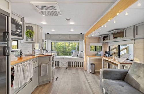 Robbins RV Rental | Brimstone Trail Access Stylish Camper Pets Welcome Firepit