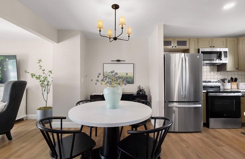 Northeast South Bend House | Bring Everyone/NEW 5BR Townhome Designed for Groups/ Home Base near ND