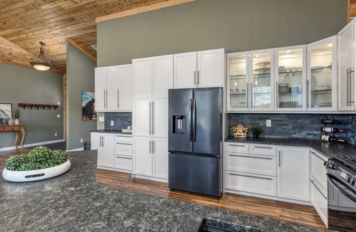 Alberta Other | Bring the Family or Your Focus: 5-Acre Log Home w/Starlink + Forest Views