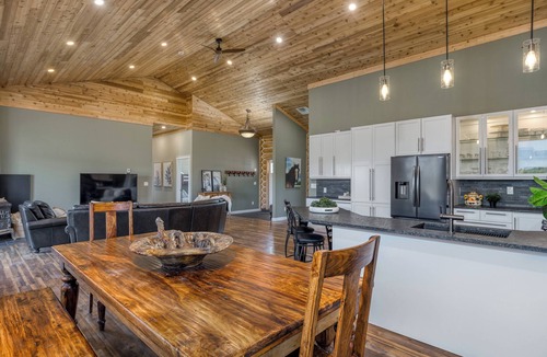 Alberta Other | Bring the Family or Your Focus: 5-Acre Log Home w/Starlink + Forest Views