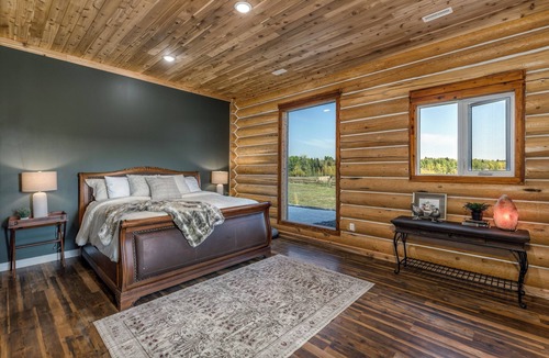 Alberta Other | Bring the Family or Your Focus: 5-Acre Log Home w/Starlink + Forest Views