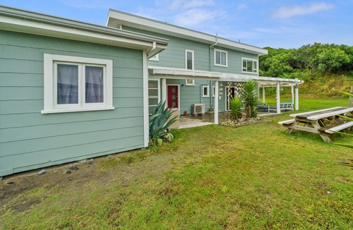 Himatangi Beach House | Bring the Whole Family - Himatangi Beach Holiday Home