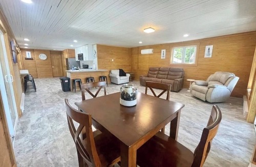 Hadley Cabin | Bring your boat and make wonderful memories at this beautiful lakefront cottage!