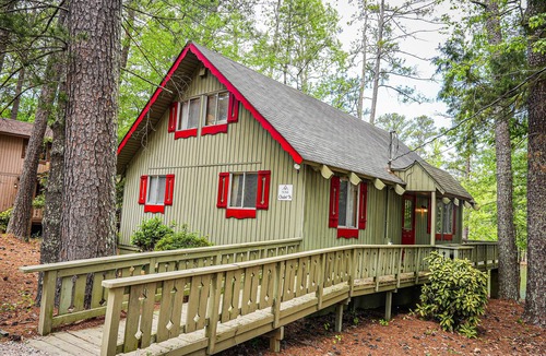 Pine Mountain Ski Chalet | Bring your fur-baby and enjoy this beautiful Chalet overlooking Lake Innsbruck!