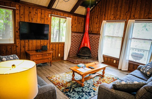 Pine Mountain Ski Chalet | Bring your fur-baby and enjoy this beautiful Chalet overlooking Lake Innsbruck!