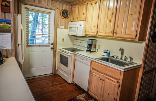 Pine Mountain Ski Chalet | Bring your fur-baby and enjoy this beautiful Chalet overlooking Lake Innsbruck!