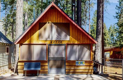 Big Bear Lake House | Bristlecone Cottage ~ Ideally Located Cabin Near Skiing & Hiking w/Wood Stove & Full Kitchen