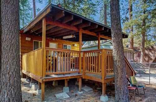Big Bear Lake House | Bristlecone Cottage ~ Ideally Located Cabin Near Skiing & Hiking w/Wood Stove & Full Kitchen