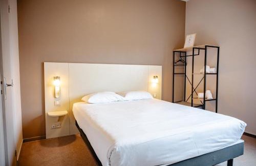 Guingamp Hotel | Brit Hotel L'Arrivée Guingamp