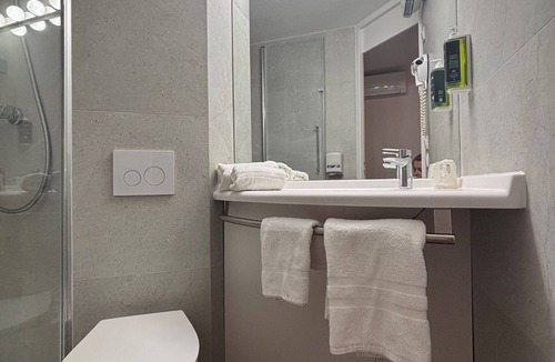 Saint-Saturnin Hotel | Brit Hotel Les Evens