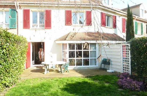 Saint-Germain-en-Laye House | British on the outside, Latina on the inside