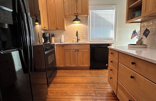 Meridian-Kessler House | Broad Ripple Urban Flower Farm Bungalow - Cozy 2BR Near Downtown Indianapolis