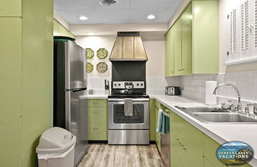 Lake Geneva Apartment | Broad Street Suites 2 & 3 | Parking for 5 Vehicles |Downtown|Walkable |1 Block to Horticultural Hall