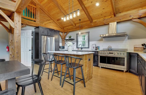 Robertsdale House | Broad Top Cabin | Pond + Putting Green + Sauna, Perfect for Groups