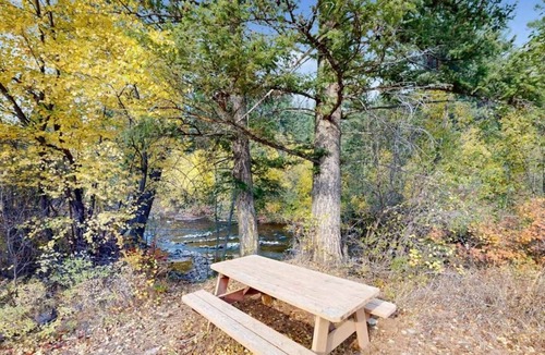 Sula House | BroadAxe Lodge, Black Bear (cabin 2)