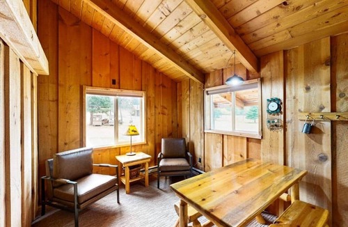Sula House | BroadAxe Lodge, Black Bear (cabin 2)