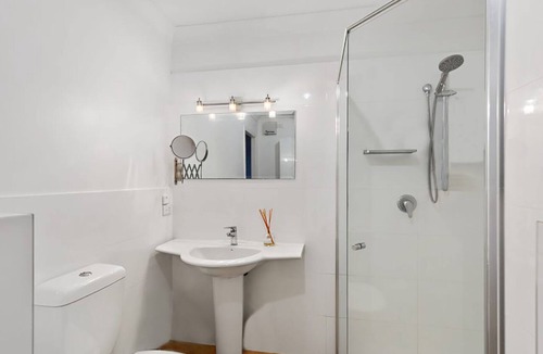 Broadbeach Waters House | Broadbeach Casa Family Holiday - Close to everywhere with large pool