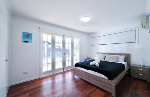 Broadbeach Waters House | Broadbeach Casa Family Holiday - Close to everywhere with large pool