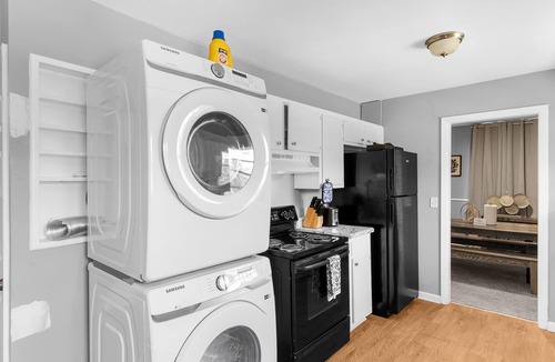 New Castle House | Broadmoor Brick Haven- 2 Units/Great for Groups