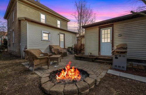 Berryville House | Broadway Cottage - Town, Hot Tub, Fire Pit, Grill, Wifi, Family Friendly, Pet Friendly
