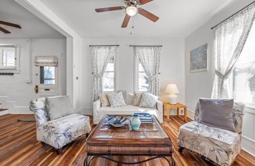Berryville House | Broadway Cottage - Town, Hot Tub, Fire Pit, Grill, Wifi, Family Friendly, Pet Friendly