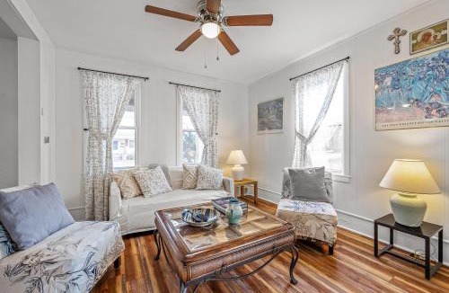 Berryville House | Broadway Cottage - Town, Hot Tub, Fire Pit, Grill, Wifi, Family Friendly, Pet Friendly