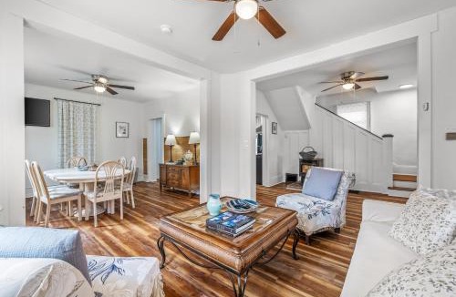Berryville House | Broadway Cottage - Town, Hot Tub, Fire Pit, Grill, Wifi, Family Friendly, Pet Friendly