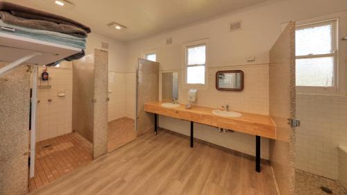 Parkes Hotel | Broadway Hotel