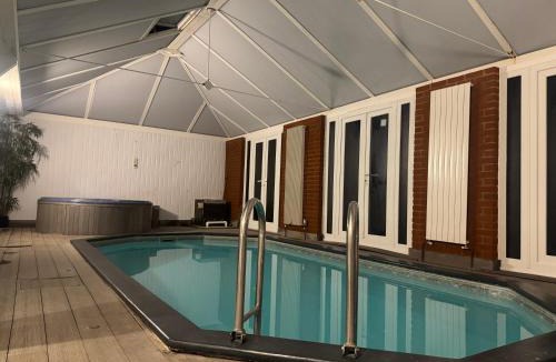 Herne Bay Villa | Broadway Pool House with Sauna & Jacuzzi