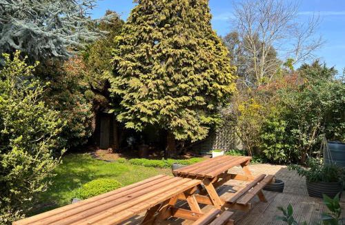 Herne Bay Villa | Broadway Pool House with Sauna & Jacuzzi