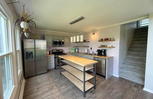 Broadway House | Broadway Stay - Walk to Park & Creek