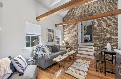 Rockport Apartment | Broadway