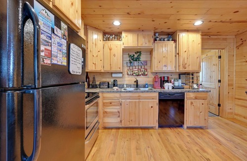 Broken Bow Cottage | Broken Bow Cabin w/Hot Tub & Fire Pit, Near Lake!