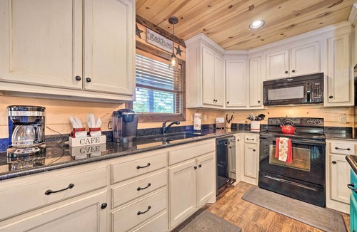 Broken Bow Cottage | Broken Bow Escape w/Hot Tub & Basketball Court!