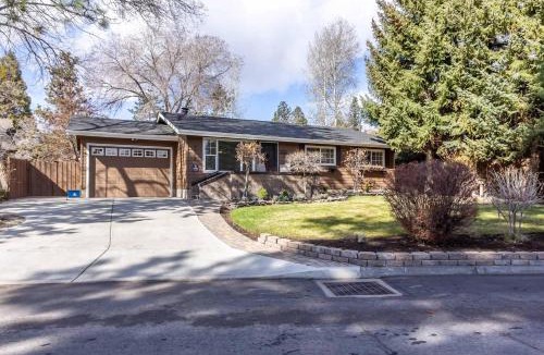 Larkspur House | Broken Bow Getaway Pet Friendly Midtown