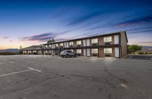 Torrey Hotel | Broken Spur Inn & Steakhouse