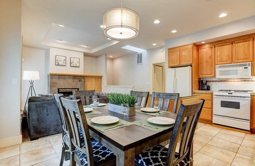 Broken Top House | Broken Top Townhome, Walk to Lodge, Balcony, Garage, AC, Quick to Mt Bachelor, Old Mill