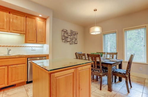 Broken Top House | Broken Top Townhome, Walk to Lodge, Balcony, Garage, AC, Quick to Mt Bachelor, Old Mill